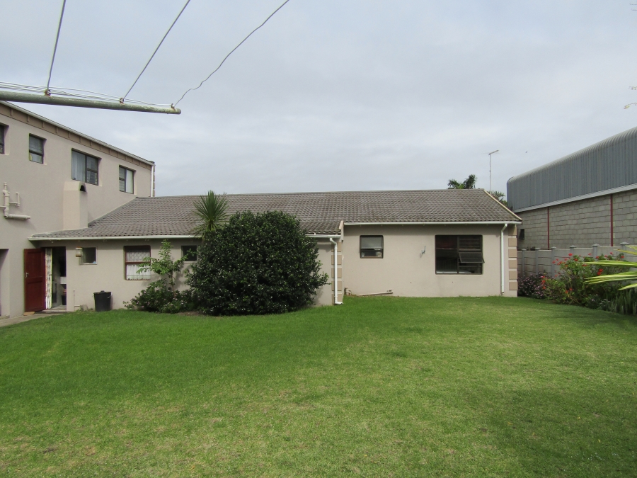 8 Bedroom Property for Sale in Wavecrest Eastern Cape